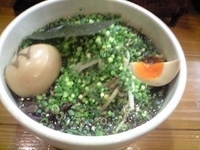 「黒つきまる燻製玉子（中太平打ち麺）+青ネギ（計1010円）」@ラーメン厨房つきまるの写真