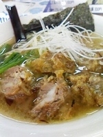 「黒豚軟骨ラーメン850円+サービスライス」@胃一番の写真