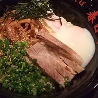 「しょうゆ油そば（並盛） + 温泉玉子」@油そば専門店 春日亭 錦糸町店の写真