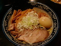 「燻玉油そば￥800」@兎に角 松戸店の写真