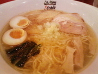 「具だくさん塩ラーメン」@黄金の塩らぁ麺 due Italian 市ヶ谷店の写真