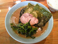 「ラーメン中 サービスライス並」@横浜ラーメン 武蔵家 大井町店の写真