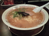 「豚骨醤油ラーメン（500円）+替玉（50円）」@六代目哲麺 こどもの国店の写真