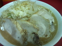 「ラーメン（ニンニク・アブラ）+豚+魚粉（700円+150円+80」@モッコリ豚の写真