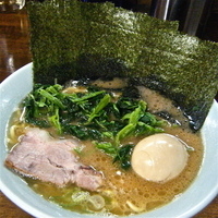 「ラーメン（並￥650）ほうれん草（￥100）味玉（￥100）」@家系ラーメン 桂家の写真