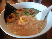 「しんたけラーメン（600円）+煮玉子のせ（100円）+チャーシュ」@しんたけの写真