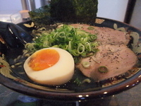 「鯵しょうゆBLACK（780円）、杏仁豆腐（280円）」@俺らラーメン ちょもらんまの写真