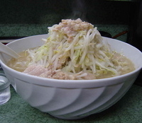 「大二郎 900円（麺 3玉・ヤサイマシマシ・脂固まり・ニンニクな」@ラーメン二郎 新宿小滝橋通り店の写真