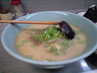 「とんこつラーメン（550円）+おにぎり（100円）+焼豚（小）（」@福ちゃんらーめんの写真