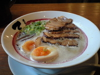 「てっぺいチャーシューメン（890円）+味玉（クーポン）+ライス（」@濃厚とんこつラーメン てっぺい 茨木総本店の写真