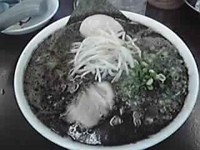 「ラーメン700円+玉子100円+豚まんま380円+生ニンニクしぼ」@なんつッ亭 秦野本店の写真