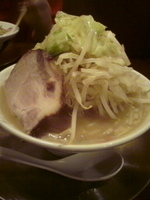 「どか盛りラーメン（並） 野菜増し」@ラーメン どげん屋の写真