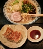 「とん塩らーめん・温キャベツ盛り+餃子（セット）」@麺屋 いっこくの写真