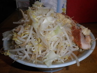 「醤油チャーシューメン（700円）野菜多め、ニンニク」@ラーメン髭の写真