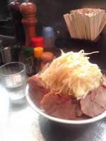 「らーめん+ぶた120円 野菜アブラ多め」@らーめん大 大久保店の写真