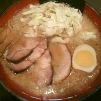 「黒麒麟（麺カタメ・背脂多め）￥700 ちゃーしゅー￥200」@麺屋 麒麟の写真