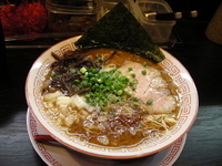 「魚介豚骨らーめん（カツオ油入り）+替玉（￥700+ランチ時￥50」@博多長浜らーめん 六角堂 武蔵村山店の写真