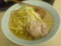 「定番・小（ネギチャーシューメン・850円）」@ニューラーメンショップ DOMON`S 朝霞膝折店の写真