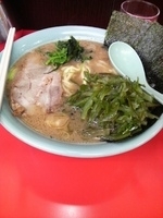 「中盛+茎わかめ（薄味）」@横浜家系ラーメン 心家の写真