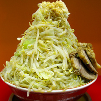 「麺マシ（600グラム） ラーメン（大）800円、豚150円 やさ」@モッコリ豚の写真