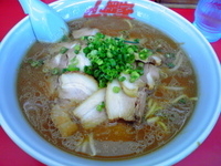 「豚そば（硬め）+中盛り」@ラーメン山岡家 伊勢崎宮子店の写真