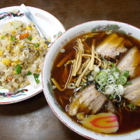 「ラーメン大盛り500円 +チャーハン550円=なぜか1100円」@喜楽の写真