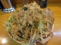 「小らーめん豚入り 850円 + さかな 150円」@ラーメン二郎 八王子野猿街道店2の写真