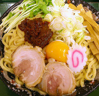 「赤味麺 830円 特盛 150円 スープ・卵黄 50円」@煮干 丸めの写真