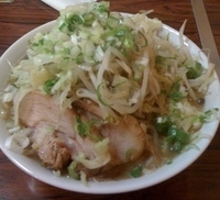 「ラーメン豚入り（700円）、ヤサイマシマシニンニクネギマシマシ」@ちばからの写真