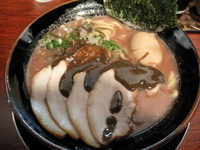 「全部入りラーメン  魚介オイル」@豚骨ラーメン じゃぐら 高円寺店の写真