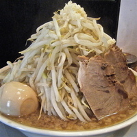 「らーめん（野菜・ニンニク半分￥600）味玉（￥70）」@らーめん大 高円寺店の写真