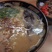 「豚とろラーメン 650円+チャーシューめし 150円」@鹿児島ラーメン 豚とろ 天文館本店の写真