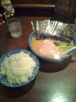 「のりラーメン（味濃いめ・麺固め・脂多め）+ライス」@とんぱた亭 新子安店の写真