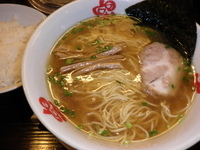 「醤油ラーメン（650円）白ご飯（150円）」@らーめん 本竈の写真