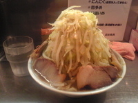 「らーめん+豚120円 （+野菜 アブラ マシ）」@らーめん大 池袋店の写真