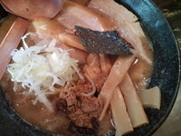 「濃厚狼煙ラーメン+半肉マシ（730円+150円）」@狼煙 〜NOROSHI〜の写真