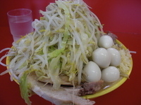 「小豚（野菜・ニンニク・アブラ）750円+うずら100円」@ラーメン二郎 茨城守谷店の写真