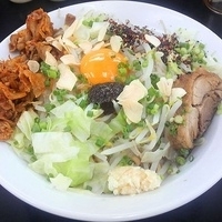 「ぎ郎汁なし豚キムチ（太麺・麺固め） ヤサイマシニンニクふりかけ 」@らーめん ぎょうてん屋 町田店の写真