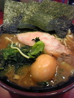 「ラーメン（並、630円）+味玉（70円）」@家系総本山 ラーメン吉村家の写真