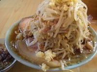 「豚入りラーメン（野菜・ニンニク・アブラ）1,000円」@ラーメン富士丸 明治通り都電梶原店の写真
