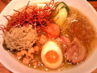 「梅と穴子の玄米茶で煎じた冷し潮らーめん（980円）、鰹と九条葱の」@麺や 庄のの写真