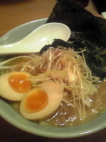 「ネギラーメン 750円 卵100円」@らーめん 佐とうの写真