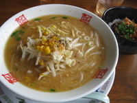 「キムチチャーシュー丼セット、みそラーメン772円」@おおぎやラーメン 鬼怒川店の写真