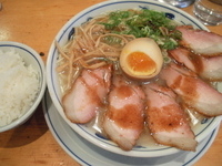 「焼豚らあめん   黒   ライス（ランチサービス）」@らあめん 渋谷三丁目の写真