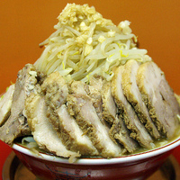 「麺マシ（600グラム） ラーメン（大） 800円 豚W 300円」@モッコリ豚の写真