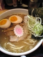 「ラーメン中盛り+味玉半分」@めん屋 写楽 東大宮店の写真