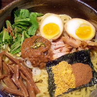 「油そば 250グラム （スープ付） 750円 生玉子 50円」@油そば 椿の写真