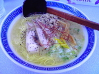 「鶏そば+替え玉（硬め）」@焼きあご豚骨らーめん 豚骨にし田の写真