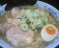 「ラーメン（中盛り）+チャーシュー3枚追加」@大勝軒 本庄店の写真