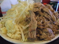 「らーめんブタマシ（野菜大、ニンニク普通、アブラ普通）（800円）」@麺とび六方の写真